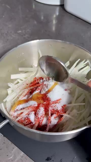고춧가루 3큰술, 설탕 1큰술, 소금 1/2큰술, 매실청 1큰술,… — 무생채 비빔밥 레시피