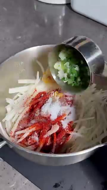송송 썬 파 1/2컵을 넣습니다. — 무생채 비빔밥 레시피