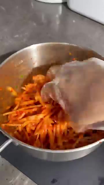 장갑을 끼고 재료를 가볍게 버무려줍니다. — 무생채 비빔밥 레시피