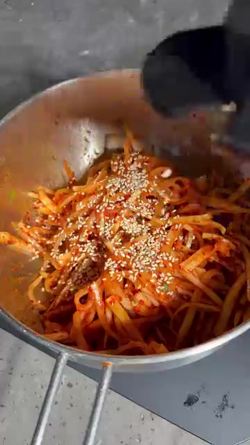 골고루 양념이 배도록 잘 섞어줍니다. 참깨를 뿌려줍니다. — 무생채 비빔밥 레시피