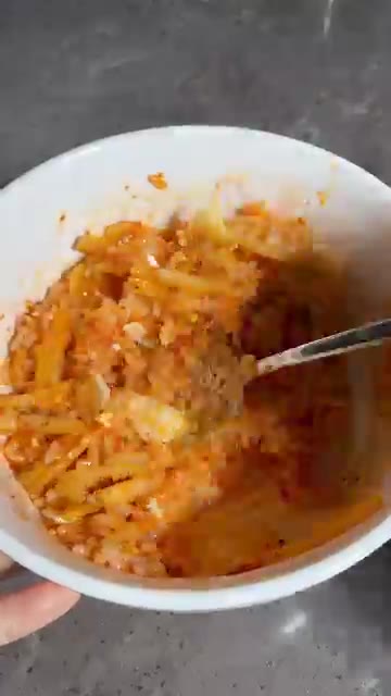 모든 재료를 잘 비벼 맛있게 먹습니다. — 무생채 비빔밥 레시피