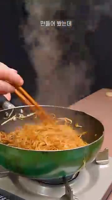여행 가서 먹고 반해버린 홍콩 스타일 볶음면을 만들어 봤어요. 레시… — 꼬돌꼬돌한 면이 매력적인 홍콩 볶음면 레시피