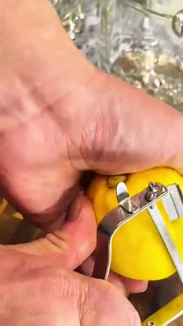 필러를 이용해 레몬 껍질을 길게 벗겨낸다. — Don't throw away lemon peels...