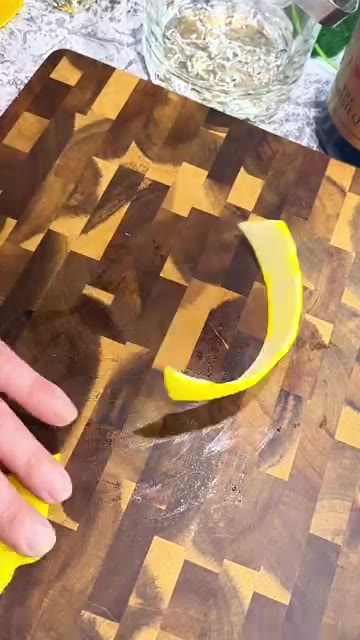 길게 썬 레몬 껍질을 칼로 얇게 썰어준다. — Don't throw away lemon peels...