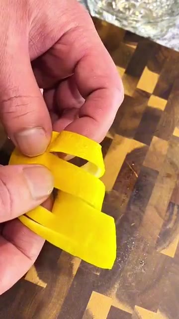 얇게 썬 레몬 껍질을 손으로 돌돌 말아 모양을 잡아준다. — Don't throw away lemon peels...