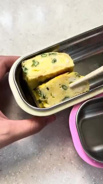 도시락 통에 계란말이를 넣는다. — 프리랜서 떠시락🍡