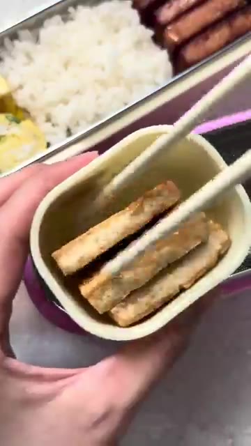 남아있던 스팸을 구워 도시락 통에 넣는다. — 프리랜서 떠시락🍡