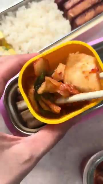두부를 썰어 도시락 통에 넣는다. — 프리랜서 떠시락🍡