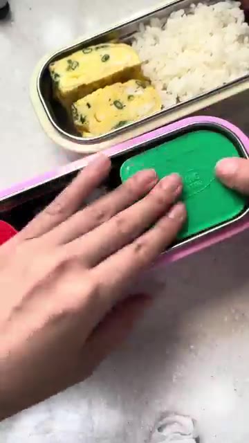 김치를 담고 에스프레소와 함께 도시락을 닫는다. — 프리랜서 떠시락🍡