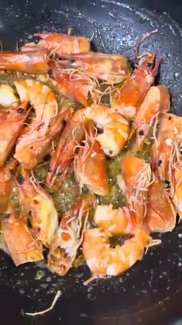 다른 팬에 버터와 다진 마늘을 넣고 대하를 넣어 볶는다. — 초간단 대하구이 (소금구이/버터구이)