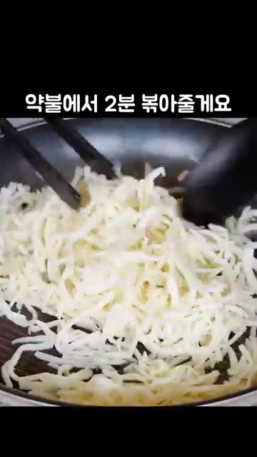 팬에 맛술 3큰술을 넣고 진미채를 버무린 후, 약불에서 2분 정도… — 부드럽고 맛있는 진미채무침 레시피