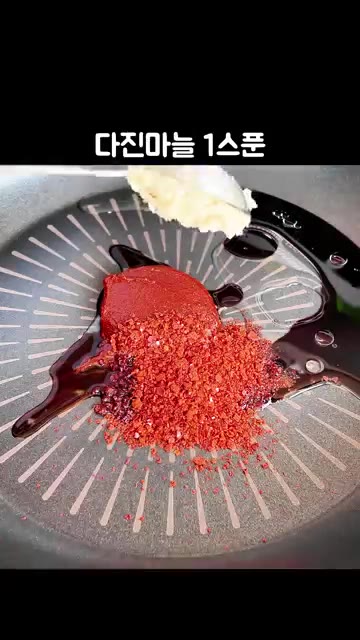 다른 팬에 식용유 2큰술, 양조간장 2큰술, 고추장 1큰술, 고춧가… — 부드럽고 맛있는 진미채무침 레시피