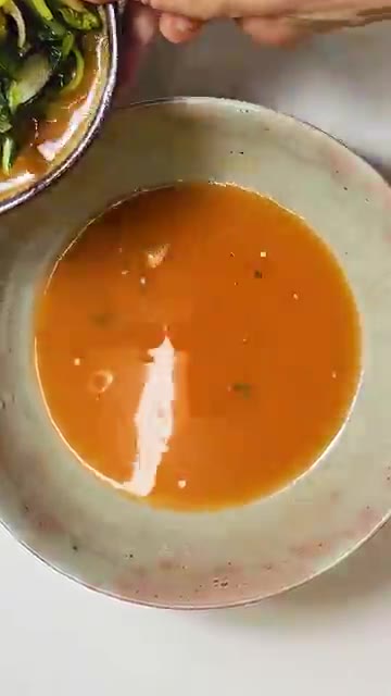 오이 1/4개는 껍질을 살짝 남기고 채 썰고, 대파는 손가락 두 마… — 어제 담근 열무김치로 만드는 기깔나는 열무국수!