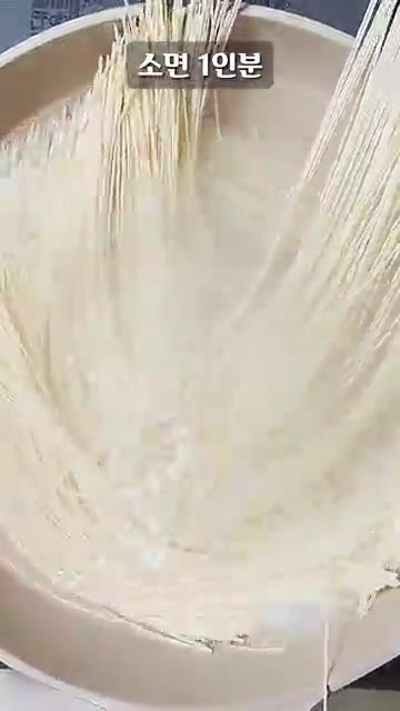 소면 1인분을 삶아 찬물에 빠락빠락 헹궈 전분기를 제거한 후 물기를… — 어제 담근 열무김치로 만드는 기깔나는 열무국수!