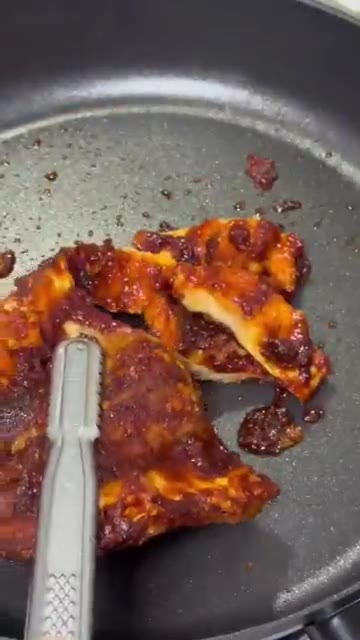 먹기 좋은 크기로 잘라 접시에 담고 깨를 뿌려주면 완성입니다. 겉은… — 매콤달콤 황태구이 레시피