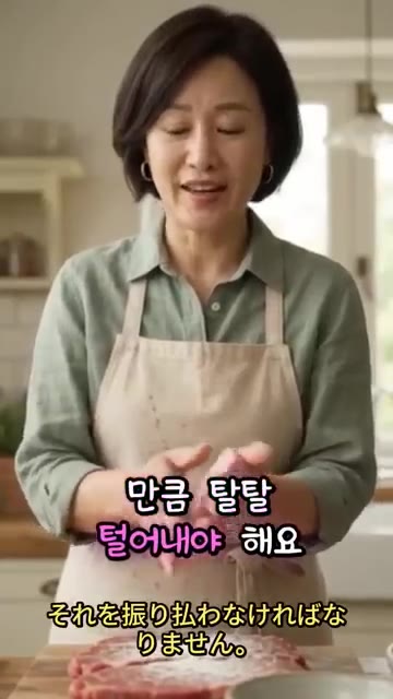 밀가루를 묻힌 소고기를 계란물에 30초간 담근다. — 계란옷 절대 안 벗겨지는 찰떡 육전 비법