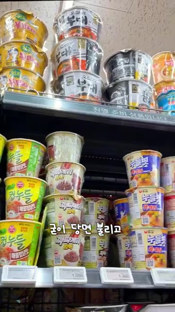 튀김가루와 물을 섞어 반죽을 만든 후, 김말이에 튀김옷을 입힌다. — 떡볶이보다 맛있는 김말이?