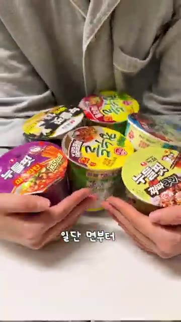 팬에 식용유를 두르고 김말이를 앞뒤로 노릇하게 튀겨낸다. — 떡볶이보다 맛있는 김말이?
