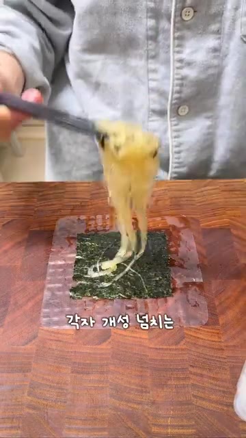 각각의 소스(떡볶이, 마라탕, 우동, 짜장)를 준비한다. — 떡볶이보다 맛있는 김말이?