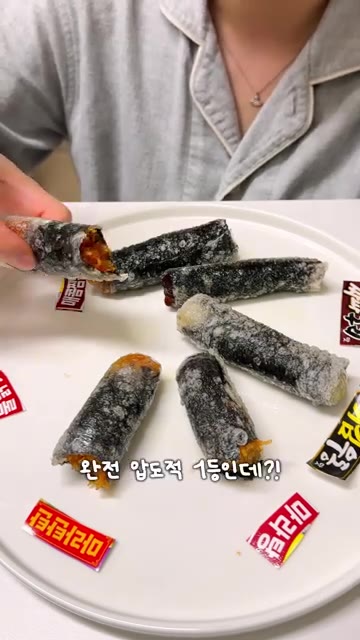 팬에 기름을 두르고 말아둔 김말이를 바삭하게 구워준다. — 떡볶이보다 맛있는 김말이?
