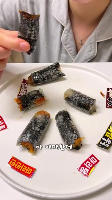 불닭 소스와 김가루를 섞은 김말이가 특히 맛있으며, 떡볶이가 생각나… — 떡볶이보다 맛있는 김말이?