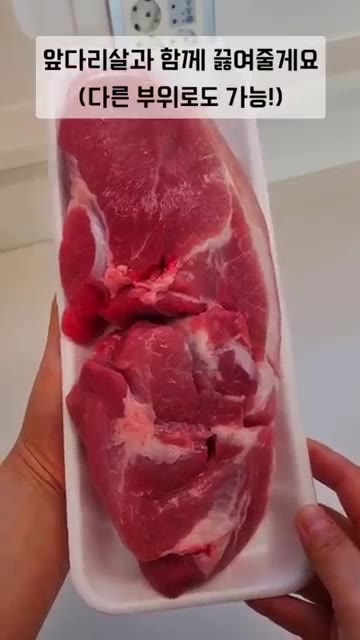 냄비에 묵은지와 돼지고기를 넣고 물을 넉넉하게 부어줍니다. — 묵은지 김치찜 초간단 레시피