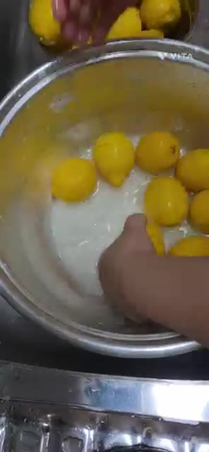 레몬에 베이킹소다를 1컵 넣고 빡빡 문질러 씻어줍니다. — 겨울철 감기예방 레몬청 만들기