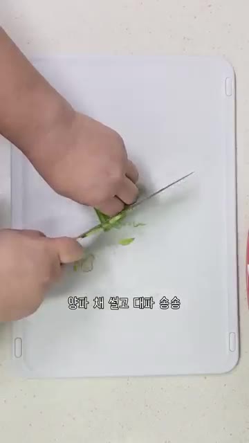 팬에 식용유를 두르고 돈가스를 노릇하게 튀겨줍니다. 튀겨진 돈가스는… — 가츠동 레시피 돈까스 요리로 딱! 돈가스덮밥 간장 소스 만들기
