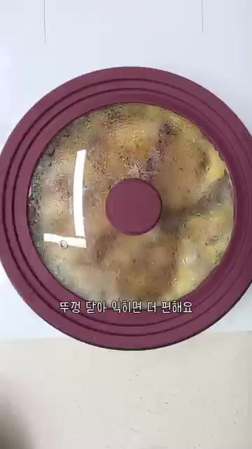계란이 살짝 익을 정도로만 익혀줍니다. 취향에 따라 더 익혀도 좋습니다. — 가츠동 레시피 돈까스 요리로 딱! 돈가스덮밥 간장 소스 만들기