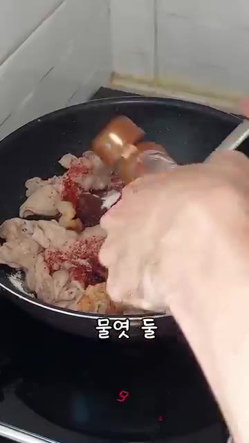 고춧가루 두 큰술, 설탕 두 큰술, 간장 두 큰술, 물엿 두 큰술,… — 매콤달콤 제육볶음 레시피