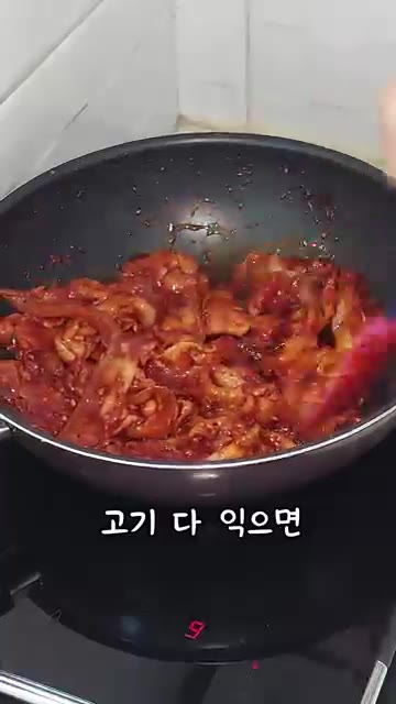 고기가 다 익으면 양파와 파를 넣고 살짝만 더 볶는다. — 매콤달콤 제육볶음 레시피
