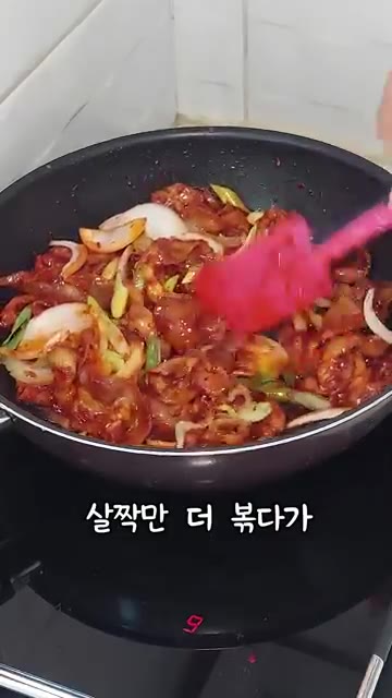 청양고추 하나 썰어 넣는다. — 매콤달콤 제육볶음 레시피