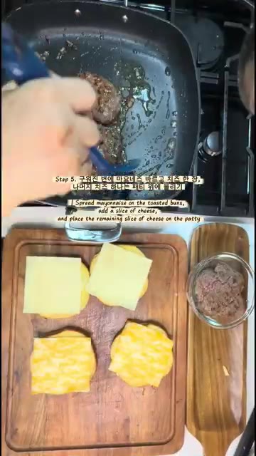 햄버거 번을 반으로 갈라 팬에 노릇하게 구워줍니다. — 옛날 햄버거 스타일 & 치즈버거 레시피