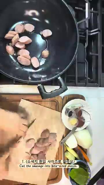 팬에 다진 마늘과 파를 넣고 볶아 향을 냅니다. — 매콤달콤한 토마토 고추장 소스에 버터 풍미 한 스푼, 쏘야볶음