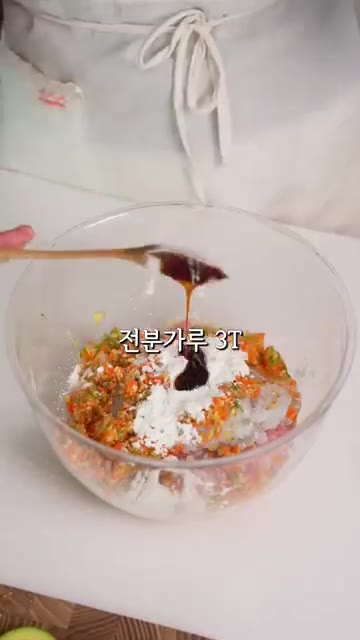 볼에 돼지고기 다짐육, 다진 새우, 다진 채소, 계란 2개, 부침가… — 애호박전 좋아하는 아내와 동그랑땡 좋아하는 남편 #레시피