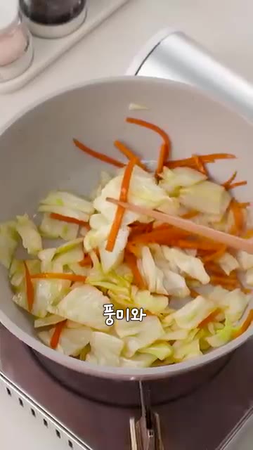 국간장은 깔끔한 기본 간을 잡아주고, 진간장은 볶음이나 조림 요리에… — 만능간장 만들기: 4:2:1:1 비율로 요리 초보도 쉽게!