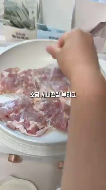 닭다리살을 키친타월로 닦아 전골 가마솥에 껍질이 바닥으로 향하게 올… — 입별난 우리아이 원픽 닭다리살 크림덮밥