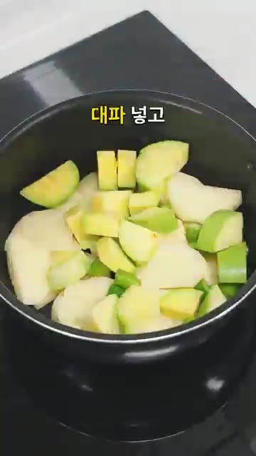대파를 썰어 준비하고, 스팸은 으깨서 준비합니다. — 스팸은 으깨서 넣으세요 국물까지 진한 감자짜글이