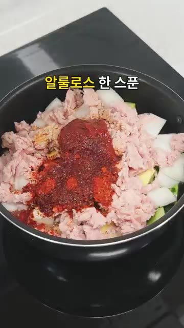 냄비에 썰어둔 감자, 애호박, 양파, 청양고추, 대파와 으깬 스팸을… — 스팸은 으깨서 넣으세요 국물까지 진한 감자짜글이