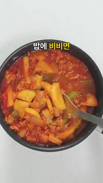 뚜껑을 열고 중약불에서 5분간 더 끓여 국물이 자작해지면 완성입니다. — 스팸은 으깨서 넣으세요 국물까지 진한 감자짜글이