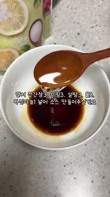 팬에 기름을 두르고 닭날개를 노릇하게 구워주세요. — 1년생 딸내미가 만드는 부모님 반찬 닭날개 조림