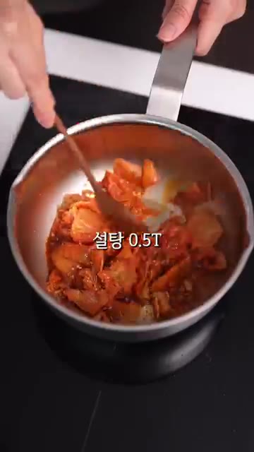 팬에 기름을 두르고 다진 마늘과 김치를 넣고 약불로 볶는다. — 10번 넘게 만들어 먹은 10분컷 국수