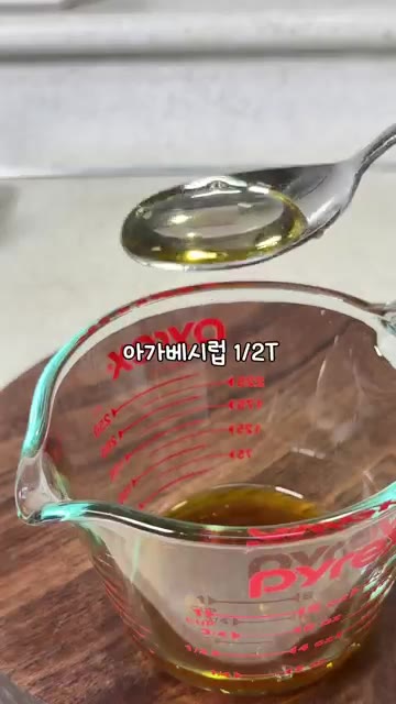 절인 오이의 물기를 꼭 짜낸다. — 입맛 없을 때 딱! 순두부 오이무침 레시피