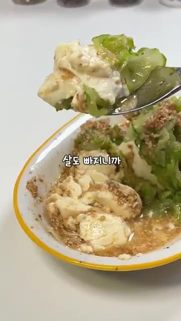 순두부를 접시에 담고 물기를 짠 오이를 올린 후 소스를 부어 완성한다. — 입맛 없을 때 딱! 순두부 오이무침 레시피