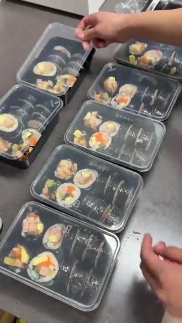 김밥을 먹기 좋은 크기로 썰어 도시락 통에 담는다. — 묵은지 날치알 참치김밥 & 기본 김밥 도시락 싸기