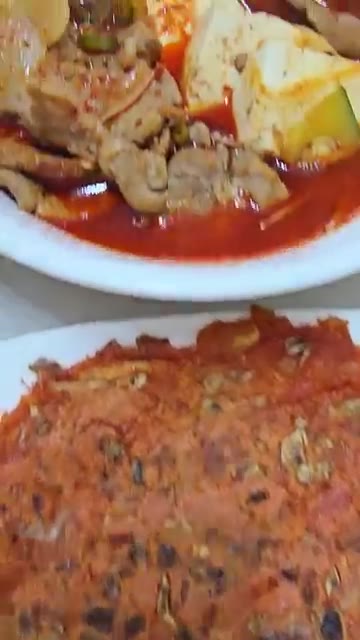 팬에 기름을 두르고 김치를 볶는다. — 26년 가을 집밥일기: 호박돼지찌개, 아욱국, 여수갓김치, 김치전 등