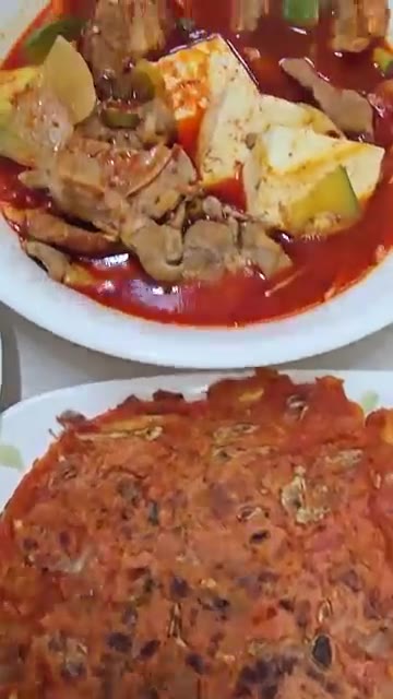 김치전을 집어 먹기 좋게 찢는다. — 26년 가을 집밥일기: 호박돼지찌개, 아욱국, 여수갓김치, 김치전 등