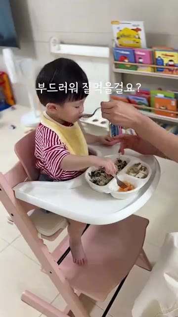 쌀을 씻어 밥솥에 넣고 건미역, 소고기 다짐육, 두부를 올린다. — 환절기 오면 꼭 하는 영양밥 미역소고기두부밥