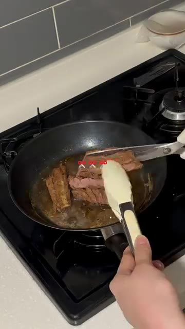 갈비를 약불로 천천히 익힌다. — 엄마표 돼지갈비로 도시락 챙기기