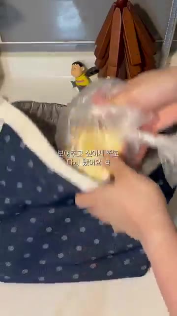 도시락 통과 고추무침 통을 준비한다. — 엄마표 돼지갈비로 도시락 챙기기